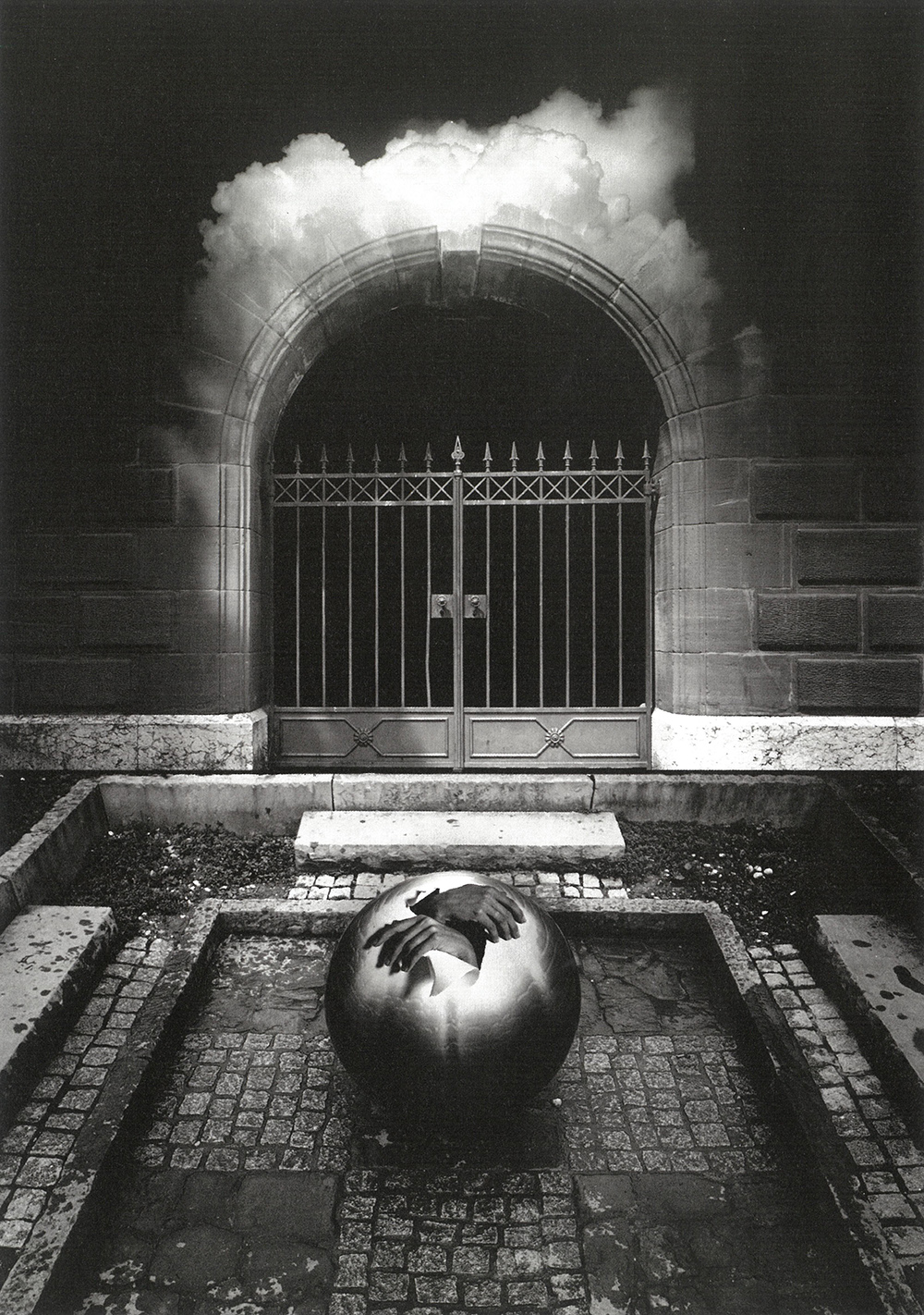 Jerry Uelsmann, Untitled, 1983, Gelatin silver print, 34.1x24.2cm, ⓒThe Estate of Jerry N. Uelsmann