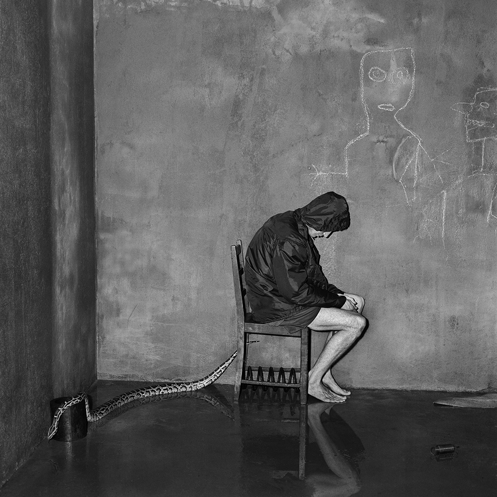 Bitten, Shadow Chamber series, 2004, Inkjet print, 45×45cm, ⓒRoger Ballen